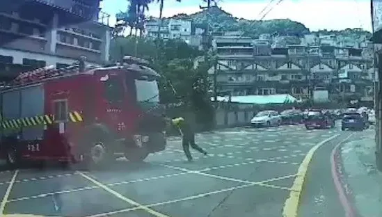 快訊/人肉擋車生死一瞬！基隆消防車「無拉手煞」衝出　撞電桿停住