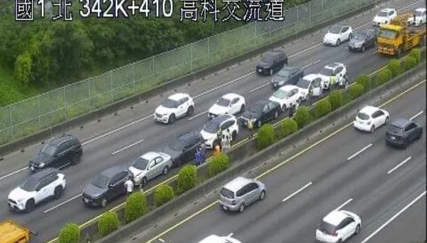 快訊/國1南下「8車追撞」！高科交流道「撞成直直一排」