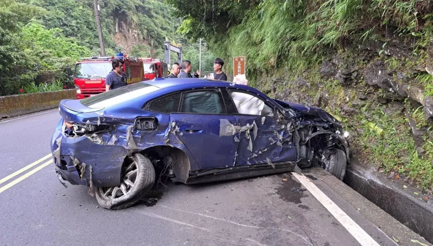 快訊/彎不過變填海！石碇BMW「300萬純電跑車」撞山壁全爛了