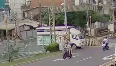 快訊/平交道等紅燈「火車來了」！鶯歌貨車「撞斷柵欄」賠慘了
