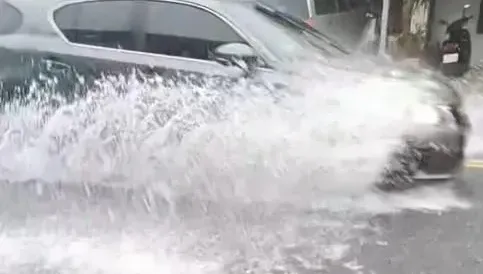 影/大雷雨灌南投縣！路面積水急移車　民眾無奈：又淹水了