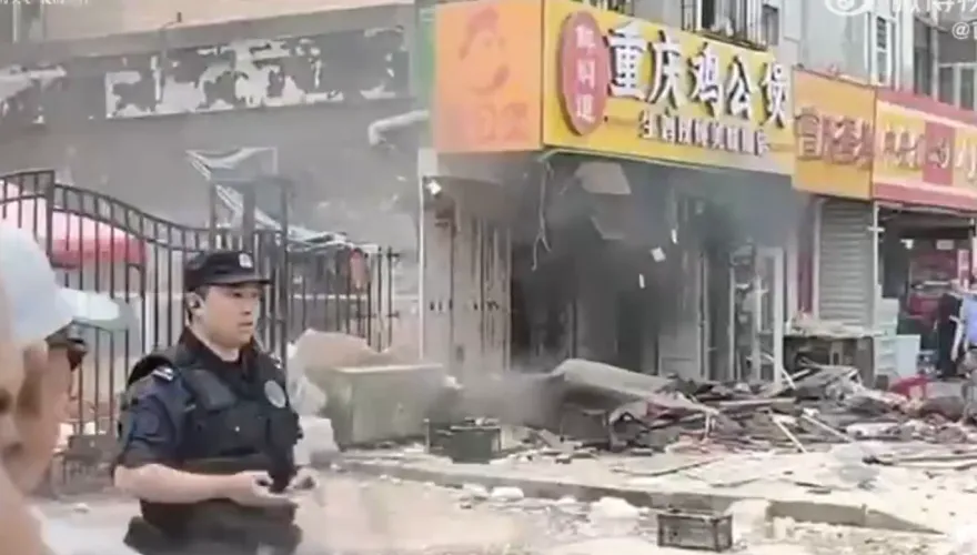 影/哈爾濱又傳氣爆！餐廳門口炸出坑洞　汽車變形「人員傷勢不明」