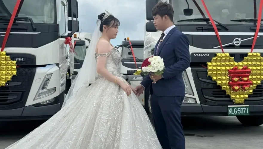 影/豪氣！嘉義10輛聯結車頭迎娶美嬌娘　新人父母都甲意