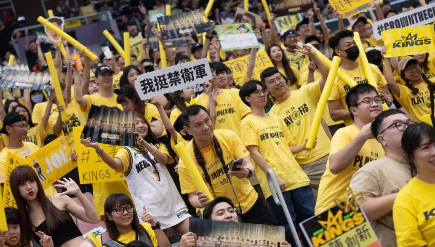 PLG冠軍賽首戰擠爆桃園巨蛋！新北國王老闆王文祥大手筆包8台遊覽車客場應援