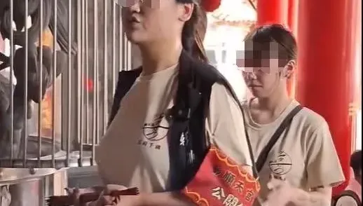 影/跪求廟址！彰化F級妹疑「神明上身」晃暈信眾　眼睛不知擺哪裡