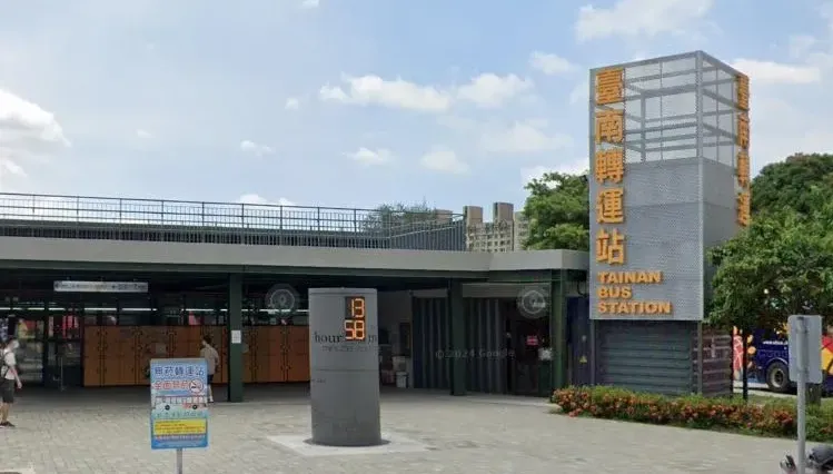 快訊/台南轉運站無差別攻擊！馬尾高䠷女亂踹　8旬嬤也不放過、2人送醫