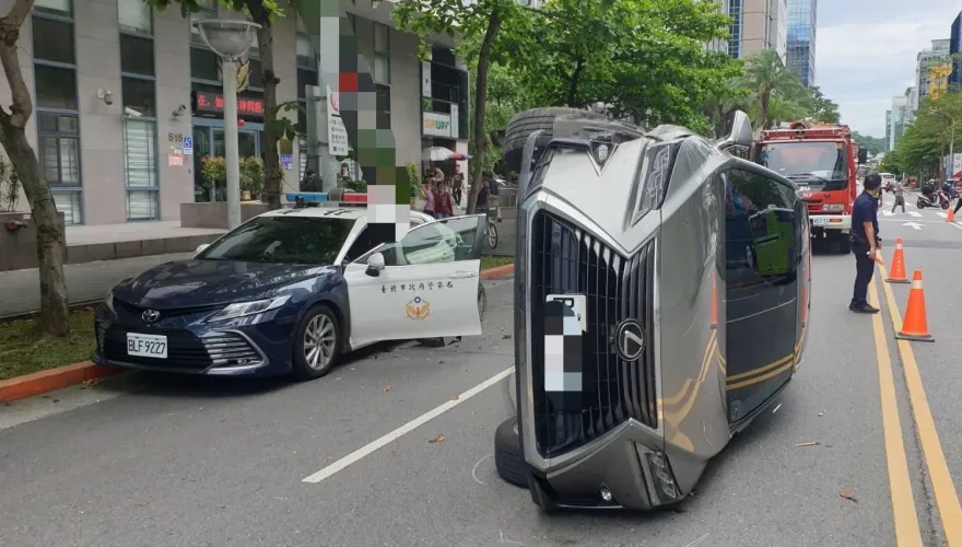 快訊/內湖警車押人犯「派出所前遭撞」！肇事車側翻　男稱「被蟲嚇到」