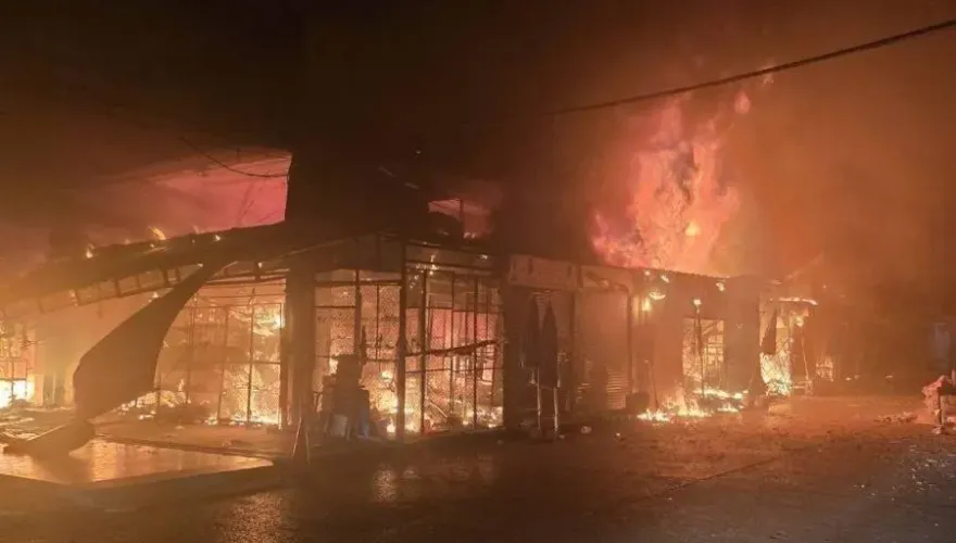 影/千隻動物喪命！泰國最大露天市場凌晨突發大火　逾百家商店被毀