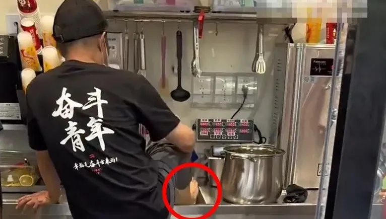 飲料店水槽變「洗腳池」畫面瘋傳…店家辯「處理燙傷」 網傻眼：你信嗎？