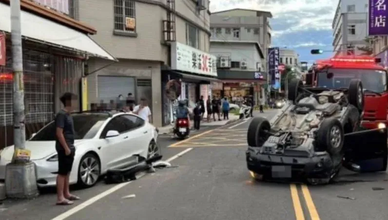 雲林街頭驚見自撞「烏龜翻」！特斯拉「違停遭波及」　車主下場慘了