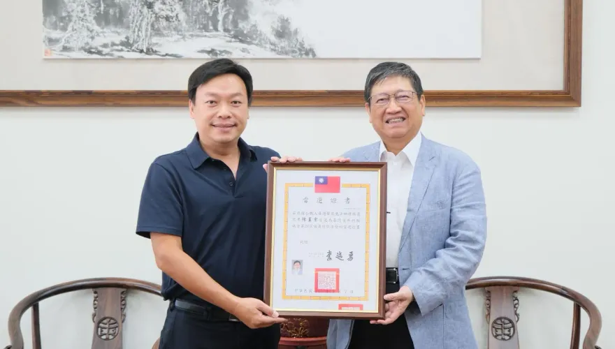 國民黨陳星宏贏得新竹縣議員補選　楊文科親自頒發證書