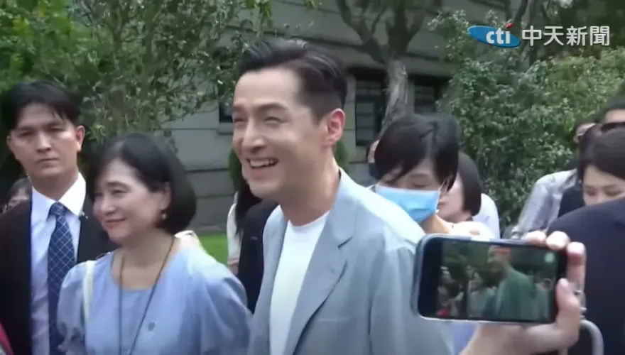 影/胡歌現身松菸！吸大批人潮包圍　來台「不受訪」原因曝光
