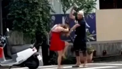 影/只為千元酒錢！高雄男拿木屐狂毆 　老闆娘「頭部爆血」跌坐在地