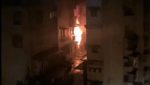 影/疑為鋰電池爆炸！女兒男友「遭壓鐵皮下成焦屍」　土城惡火釀3死