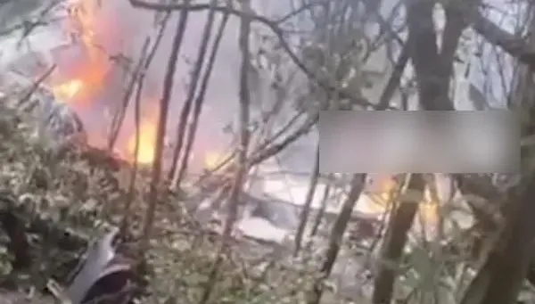 快訊/恐怖奪命墜機！直升機載3人突爆炸墜地　零件散落起火燃燒