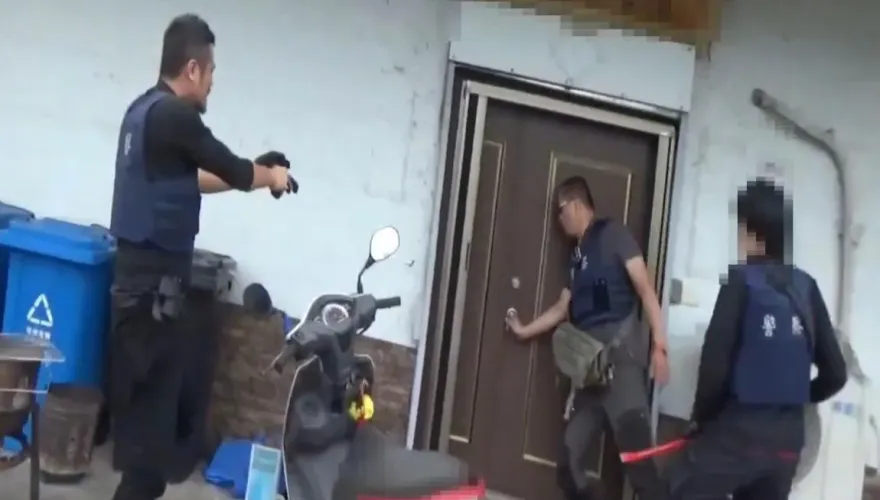 影/警監控販毒集團巧遇小弟試槍　警攻堅逮3嫌查獲2把手槍