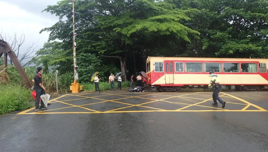 只差50公分！8旬翁騎機車闖平交道　「連人帶車」倒鐵軌險遭撞