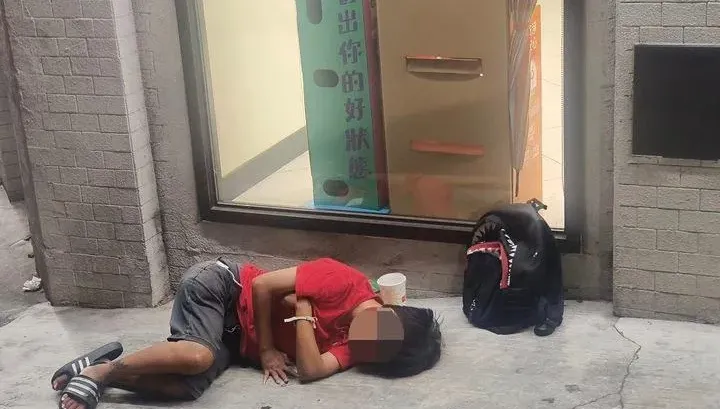 台中沙鹿「紅衣小朋友」半夜睡在超商外　網友好擔心…真相曝光