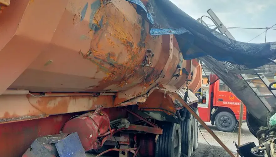 快訊/國道10號旁釀死亡車禍！聯結車遭攔腰撞　1司機慘死現場恐怖畫面曝