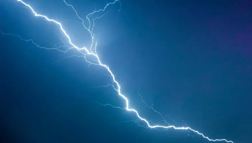 影/大難不死！2男雨天廣場撐傘竟遭雷劈　網友：恭喜渡劫成功