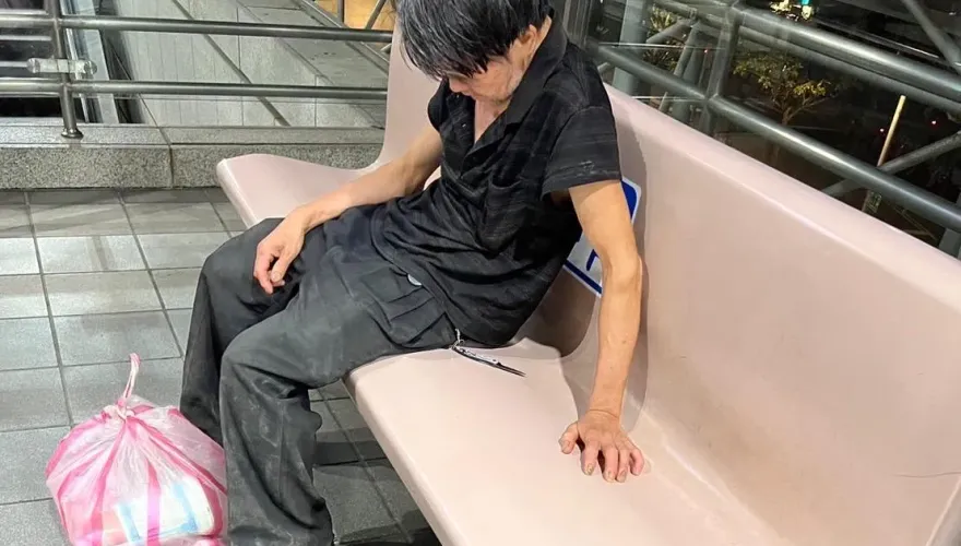 男子搭捷運腰間佩刀嚇壞乘客　警趕到場他回「割紙箱用的」
