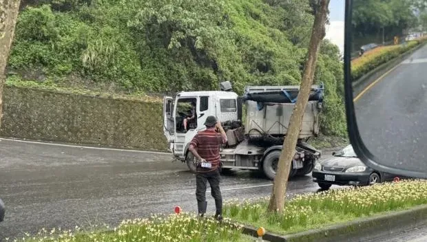 快訊/台9線蘇澳段驚悚車禍！大貨車疑下雨打滑釀災　軍人公墓前「折甘蔗」