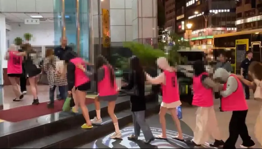 影/五木區養生館暗藏春色花名冊供選妃　警突襲掃蕩31按摩妹排隊進警局