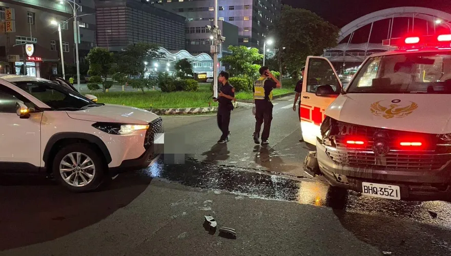 快訊/緊急就近換醫院！救護車載傷患急送醫　另一間醫院大門旁撞上休旅車