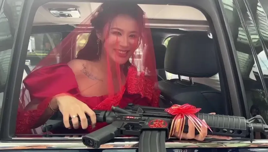 影/台中超派新娘出嫁爽拋步槍！被3億超豪車隊迎娶嬌笑「我脾氣比較大」