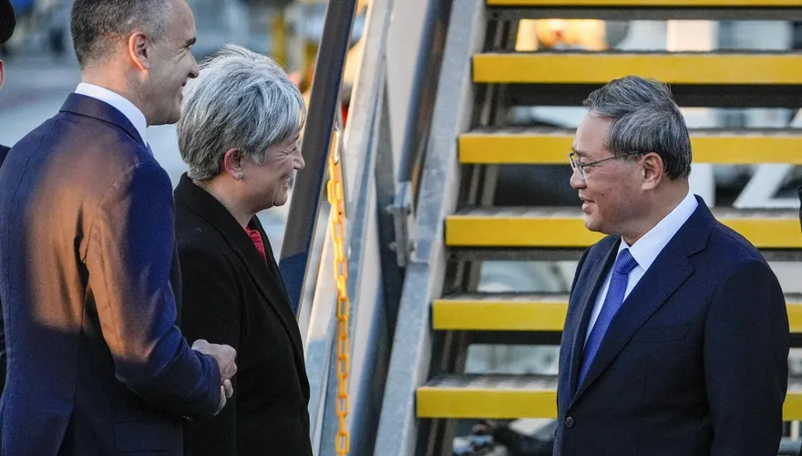 李強抵澳洲展開訪問！華裔外長黃英賢接機　料將宣布免簽、貓熊外交措施