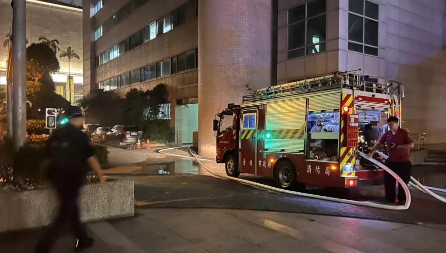影/刑事局深夜火警！警鈴響徹大樓　起火點是儲藏室：裡面有彈殼