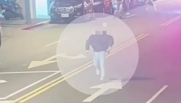 影/《艋舺》真實版！萬華深夜街頭「2打1」持械追逐　警鎖定身分