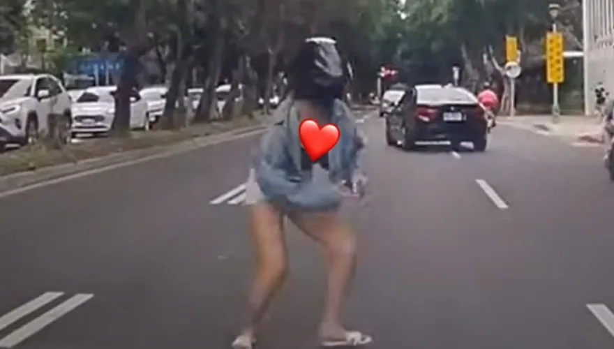 影/慢慢來我等妳！北市妹子彎腰救手機迸事業線　影片吸12萬人次點閱