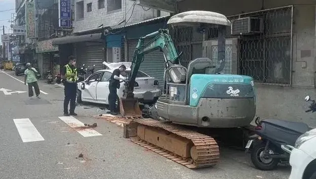 影/怪手砸車畫面曝！桃園醉男跟妻吵架「報廢」自己的車