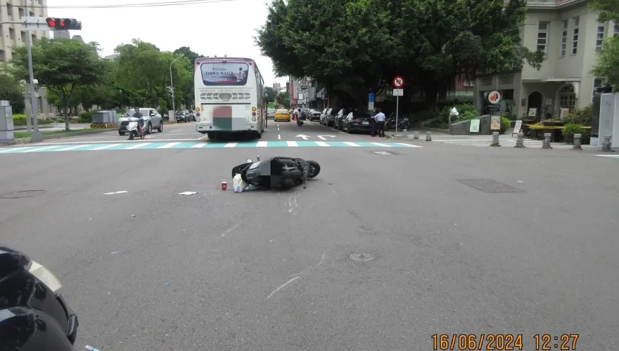 27歲女在台體大前擦撞公車！「四肢變形」身亡　母崩潰痛哭