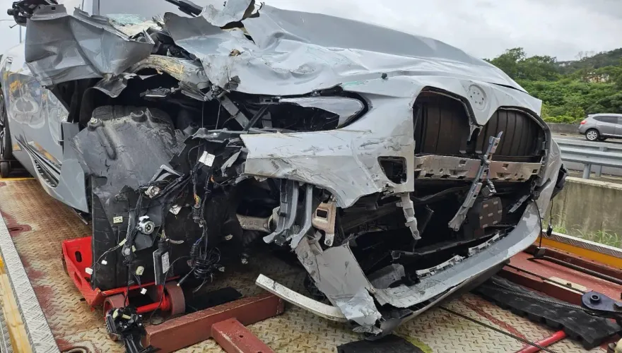快訊/撞擊瞬間曝！嫩男開BMW沒減速衝休息站「撞7車釀3傷」