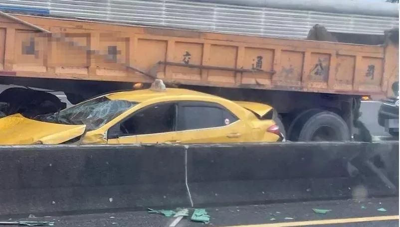 快訊/國2南桃園段4車連撞！小黃被擠成夾心餅乾　砂石車折成「ㄑ字型」