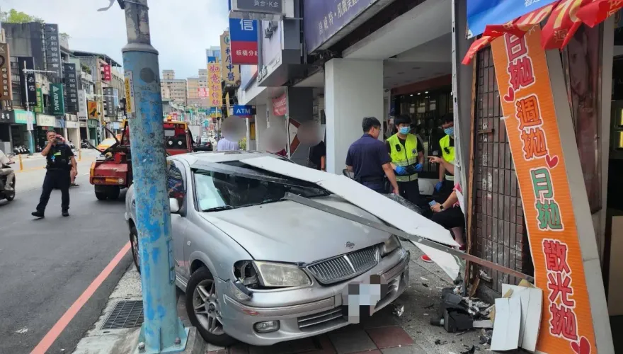 快訊/板橋驚悚三寶！　阿北車開一半突穿越防撞桿「逆向衝撞店面」