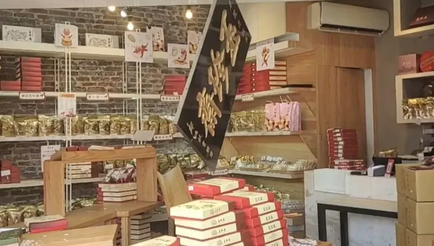影/直擊撞擊！貨品、玻璃散一地「損失破百萬」　鹿港玉珍齋拼明天復業