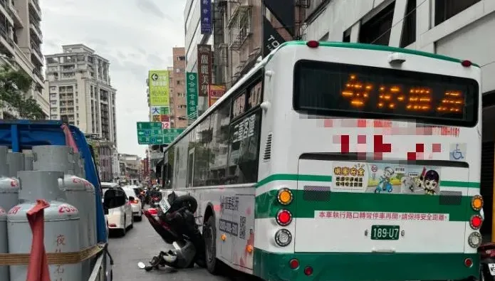 快訊/經過請繞道！新莊新泰路公車「輾壓機車」　警消急搶救