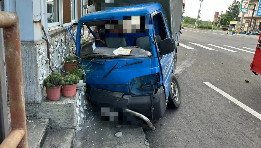 影/嘉義東石小貨車、休旅車對撞4傷　1人拋飛命危已恢復心跳