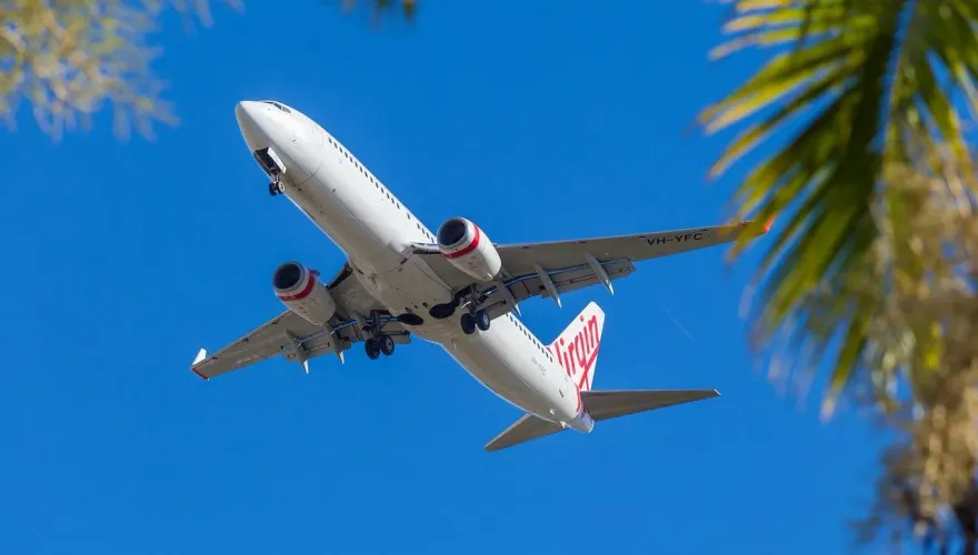 影/維珍澳洲航空波音737起飛疑遭鳥擊緊急迫降　多名民眾目擊半空中引擎起火