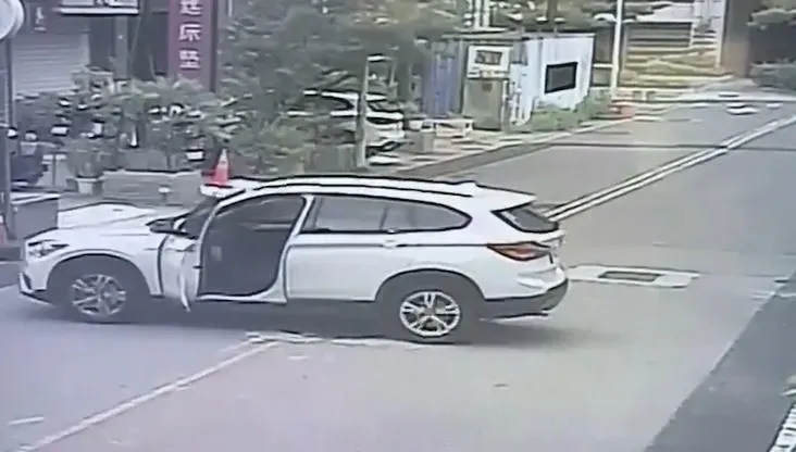 影/疑未拉手煞車！竹北BMW「倒退嚕」闖禍　被撞車主氣PO文：出來自首