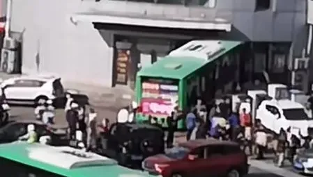 影/驚悚畫面曝！公車失控撞進銀行致5傷　因私家車突變道避讓不及釀禍