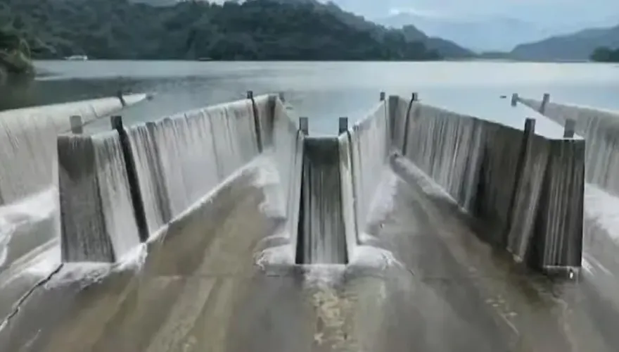 影／睽違250天！鯉魚潭水庫達滿水位　鋸齒堰溢洪道再現瀑布美景