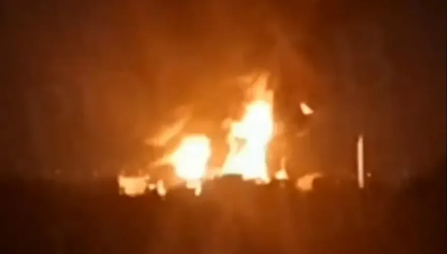 影/俄南部小鎮遭無人機攻擊　數個儲油槽爆炸起火
