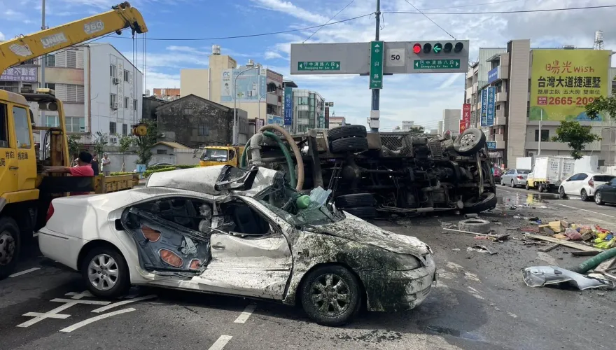 快訊/台中清水驚悚車禍「大車壓小車」畫面曝　轎車變廢鐵、5人全送醫院