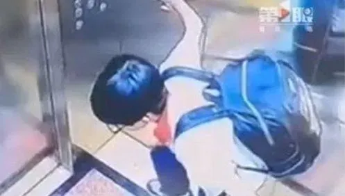 教科書級別的自救！小五生搭電梯突遇「故障急墜」　神反應保命毫髮無傷