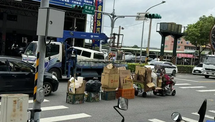 在地火車！拾荒嬤「拖5籃戰利品」穿梭車陣　網罵：移動神主牌、太危險了