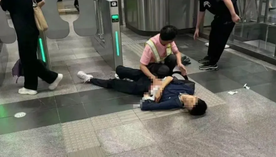 影/上海地鐵驚傳砍人案！上班尖峰老翁持刀狂揮　3人流血倒地